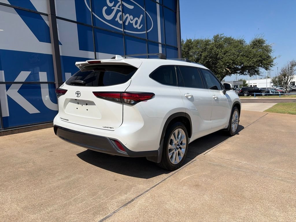 Used 2023 Toyota Highlander Limited FWD image 7