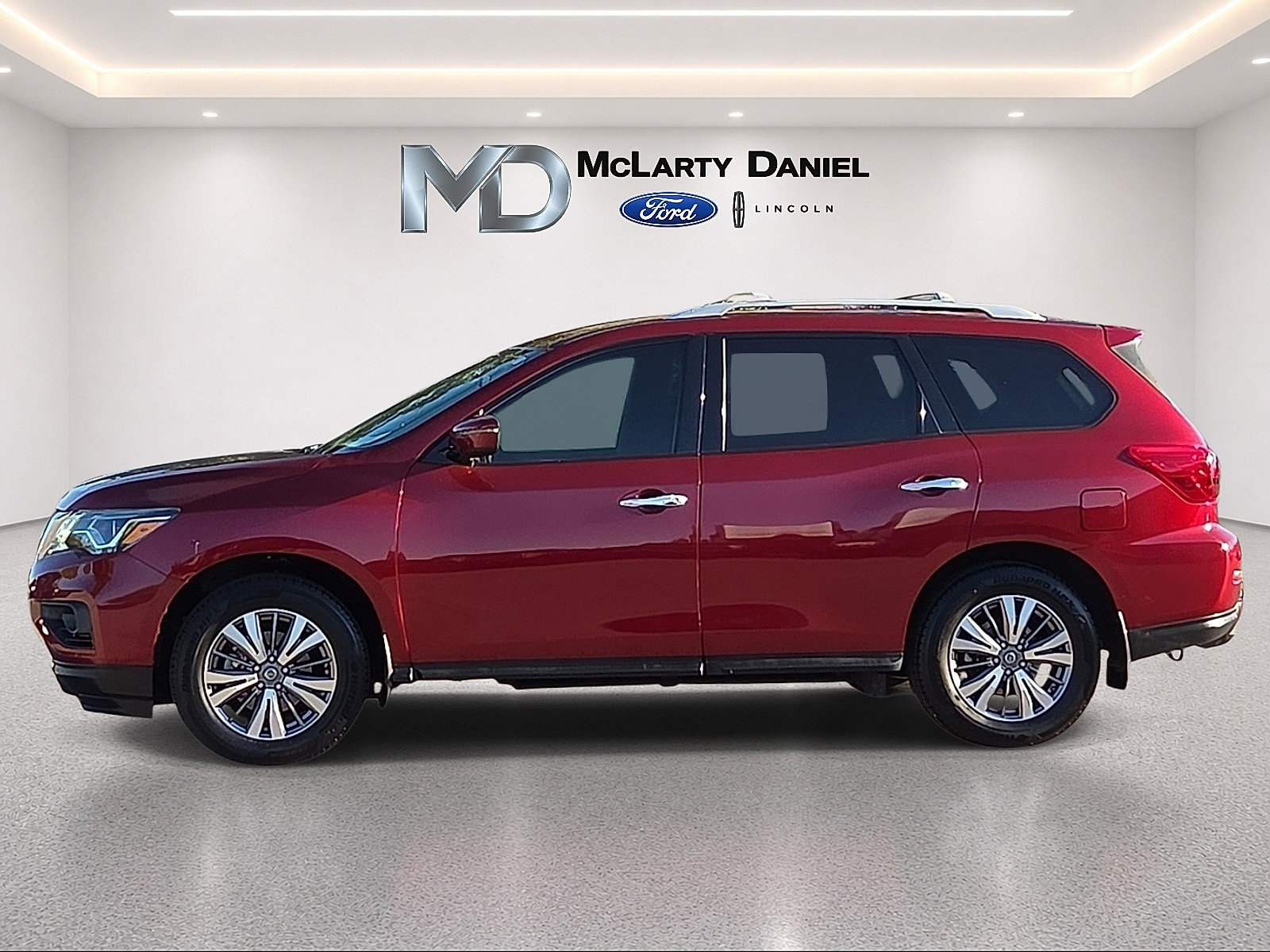 Used 2018 Nissan Pathfinder S FWD image 3