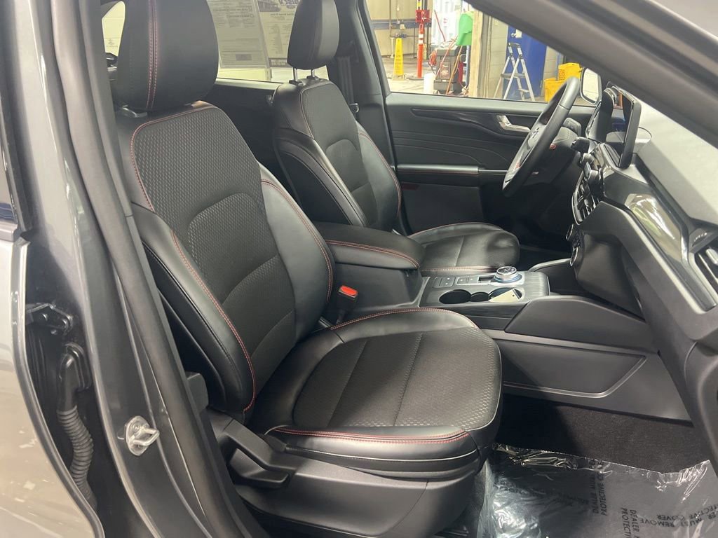 Certified 2025 Ford Escape ST-Line image 9