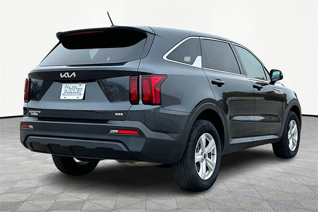 Used 2023 Kia Sorento LX image 4