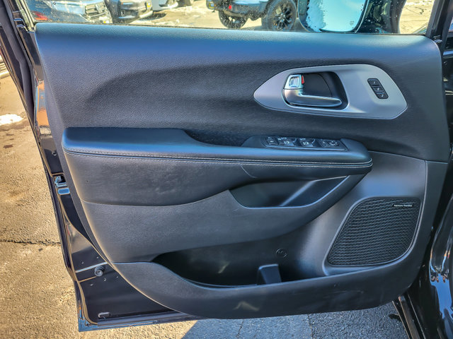 Used 2020 Chrysler Pacifica Limited image 18