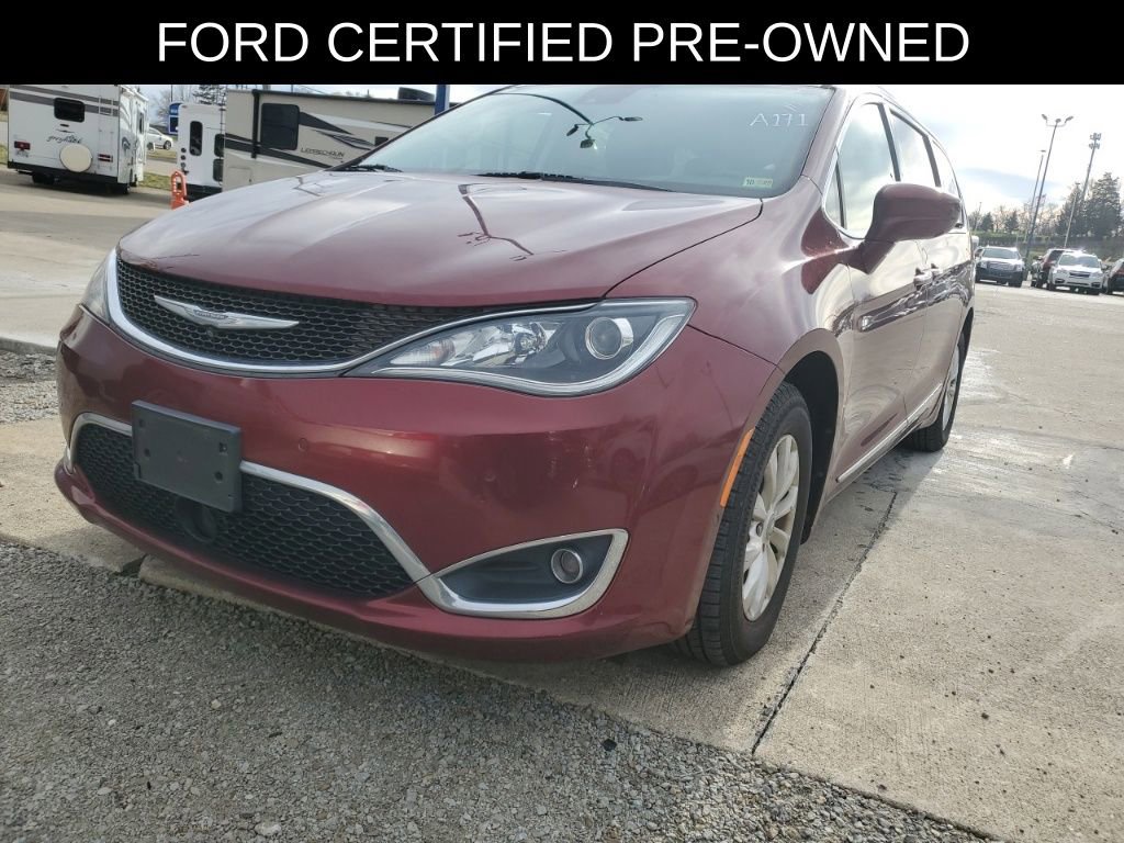 Used 2018 Chrysler Pacifica Touring-L w/ Advanced Safetytec Group image 2