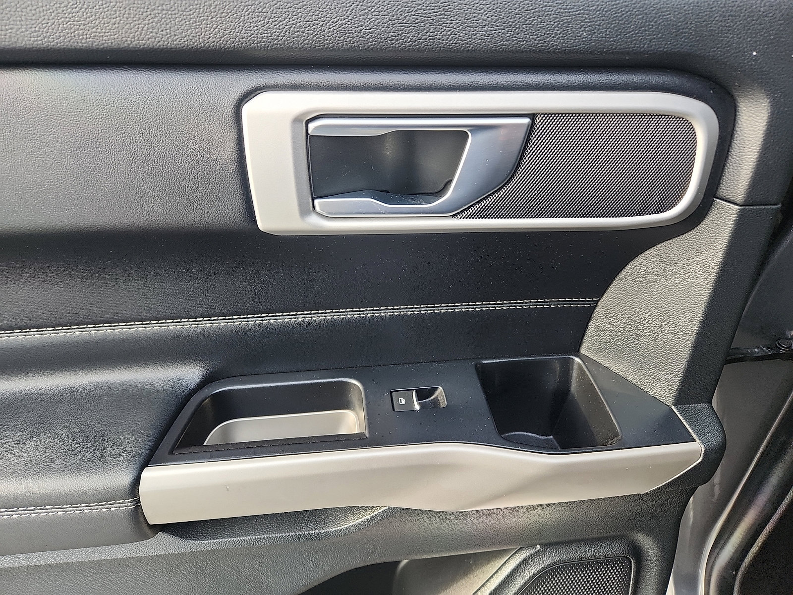 Certified 2022 Ford Explorer XLT w/ Equipment Group 202A image 28