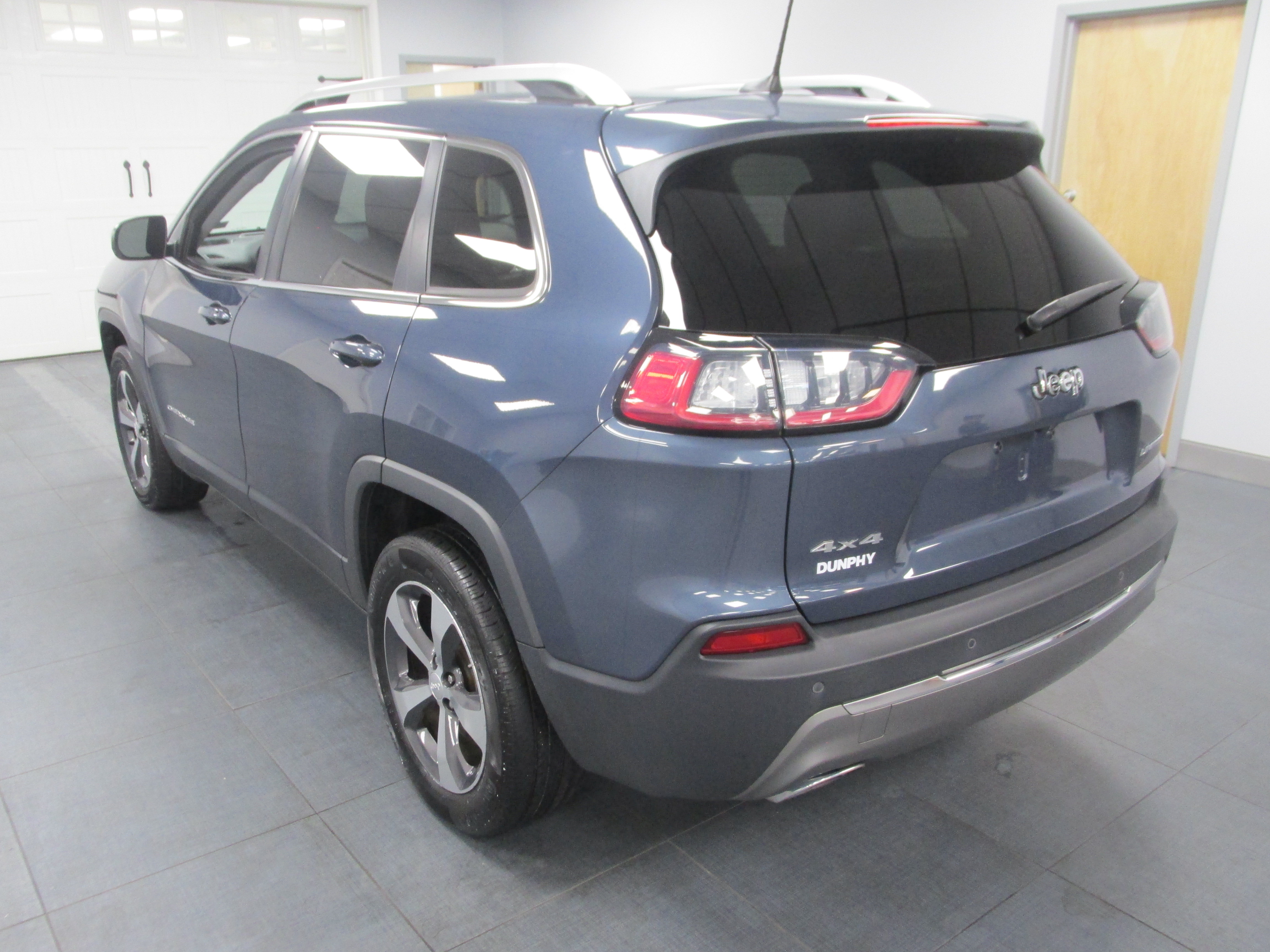 Used 2019 Jeep Cherokee Limited AWD/4WD image 7