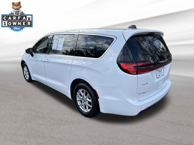 Used 2024 Chrysler Pacifica Touring-L image 5