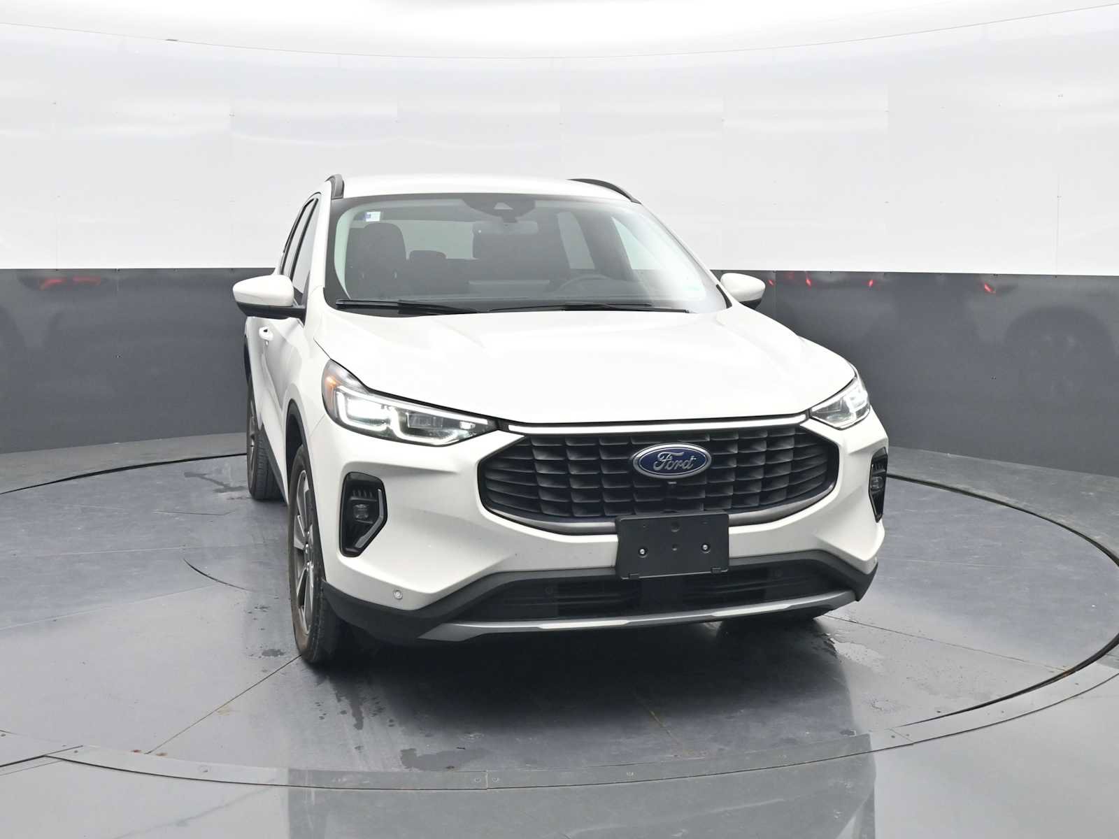 Certified 2023 Ford Escape Platinum w/ Class II Trailer Tow Package AWD/4WD image 2