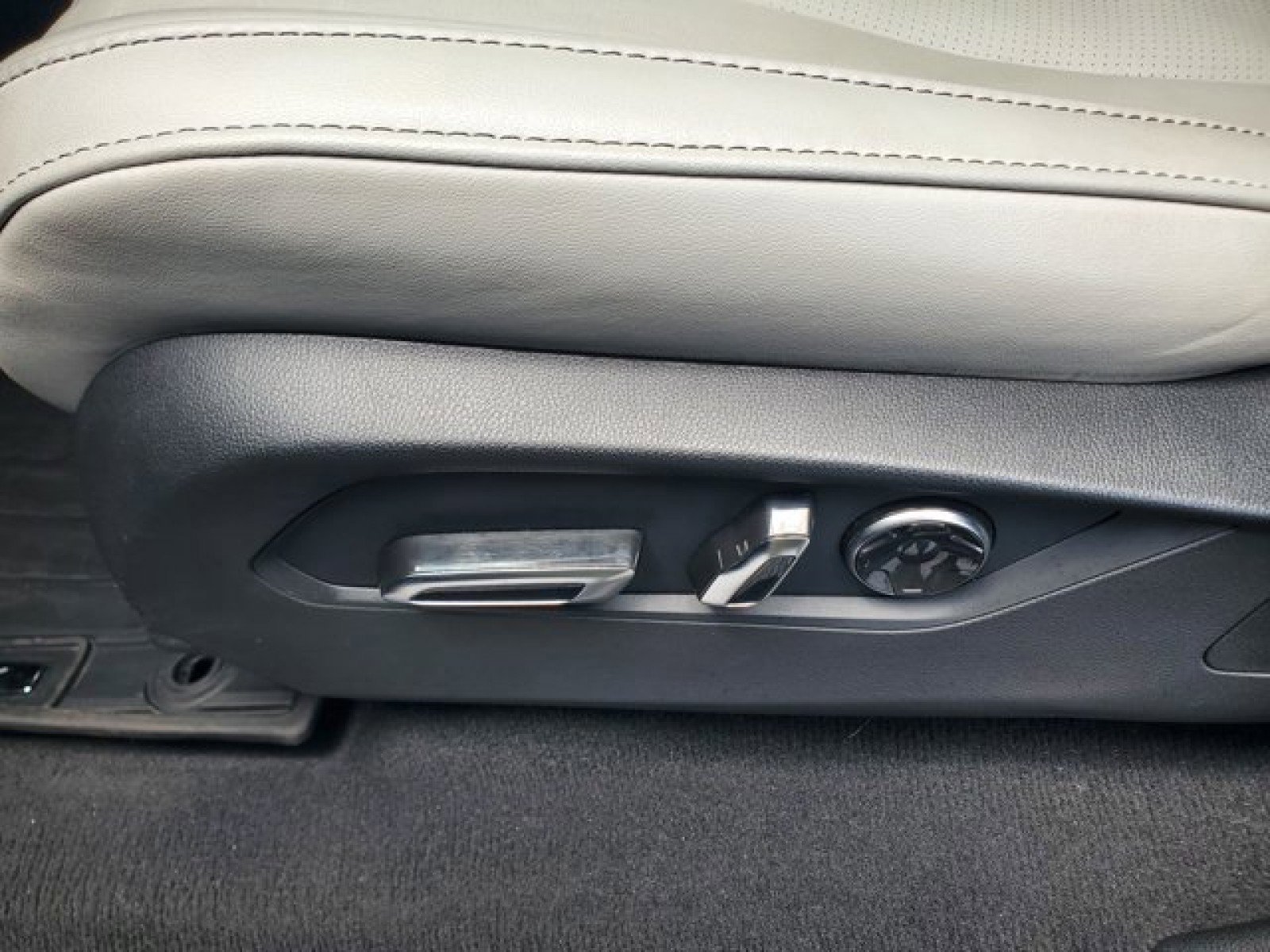 Used 2025 Acura MDX FWD w/ Technology Package image 13
