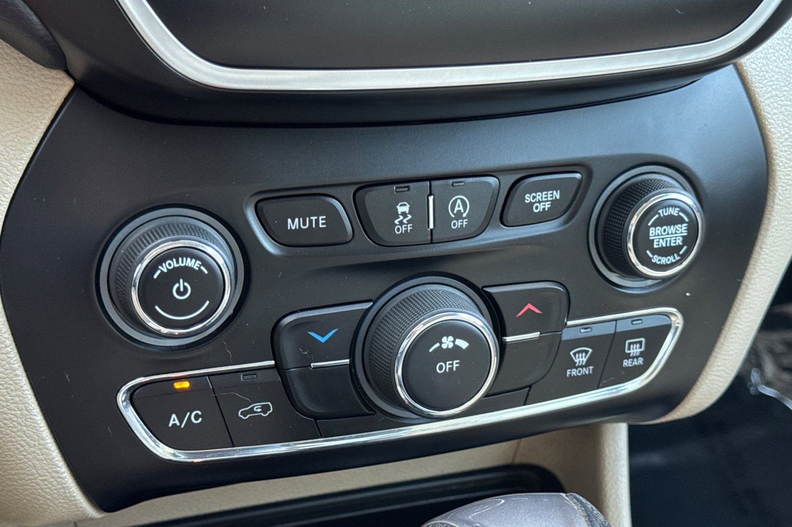 Used 2020 Jeep Cherokee Latitude AWD/4WD image 23
