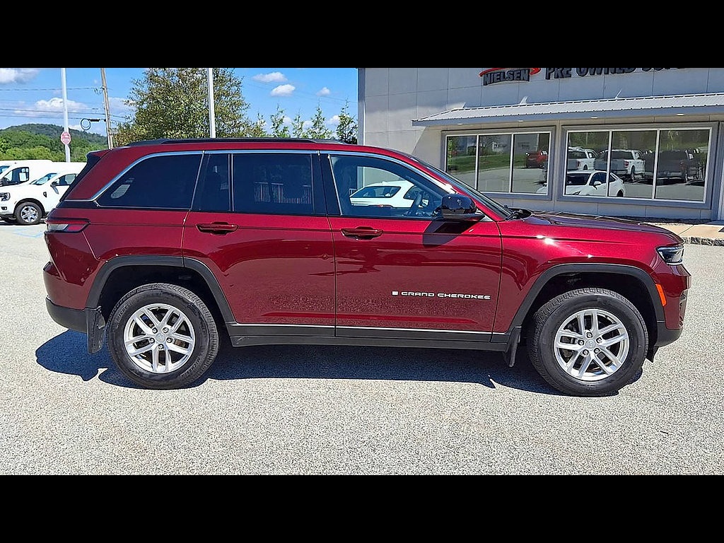 Used 2025 Jeep Grand Cherokee Laredo X w/ Luxury Tech Group I AWD/4WD image 9
