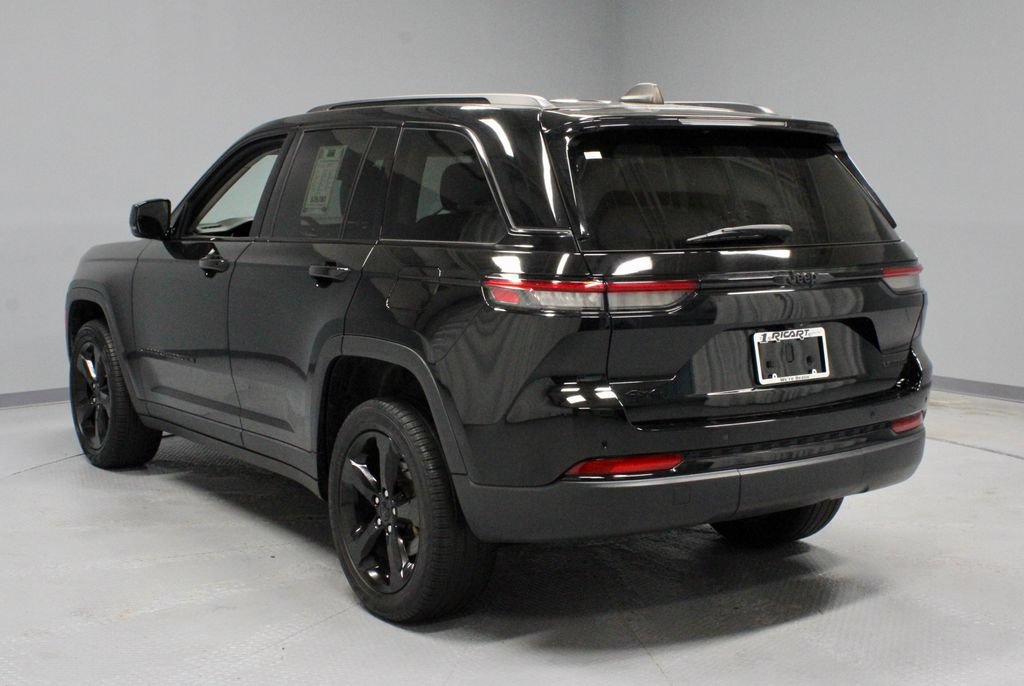 Used 2023 Jeep Grand Cherokee Limited w/ Black Appearance Package AWD/4WD image 8
