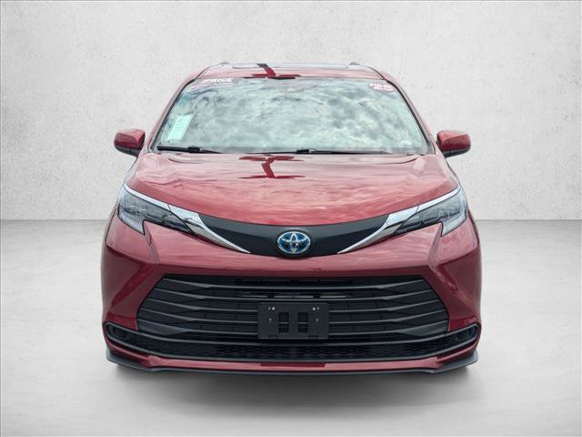 Used 2025 Toyota Sienna LE w/ LE Plus Package AWD/4WD image 2