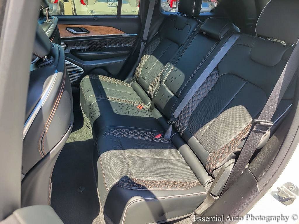 Used 2022 Jeep Grand Cherokee Summit AWD/4WD image 11