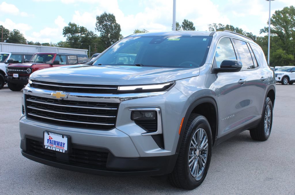 Used 2025 Chevrolet Traverse LT FWD image 4