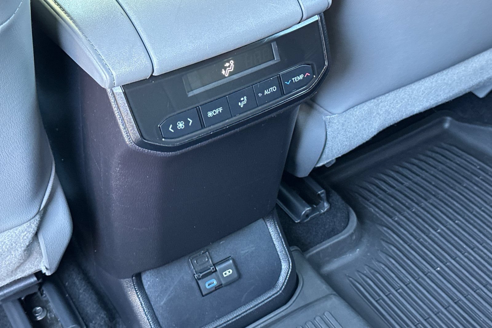 Used 2022 Toyota Highlander XLE AWD/4WD image 44