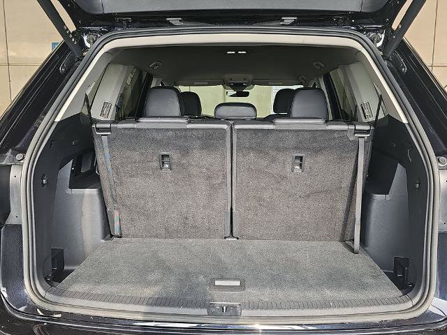 Used 2025 Volkswagen Atlas SE FWD image 12