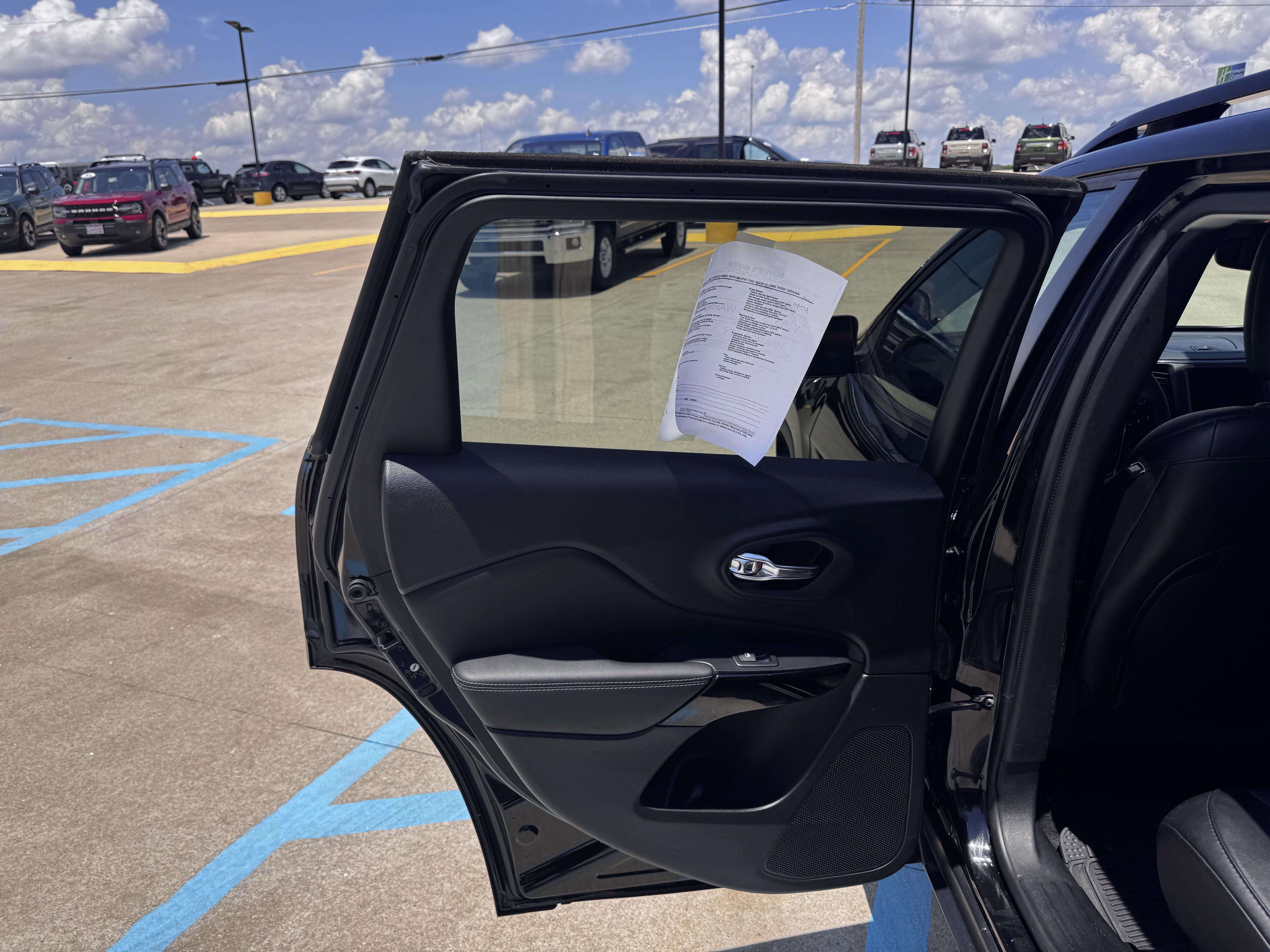 Used 2023 Jeep Cherokee Altitude Lux image 30