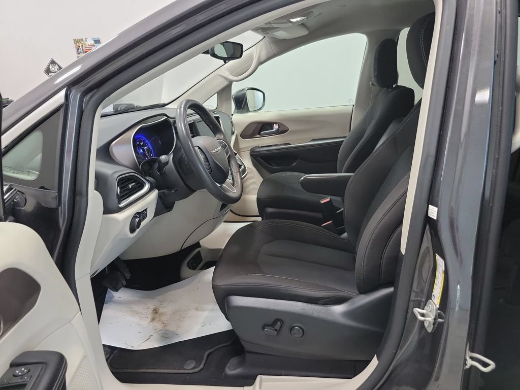 Used 2023 Chrysler Voyager LX FWD image 35