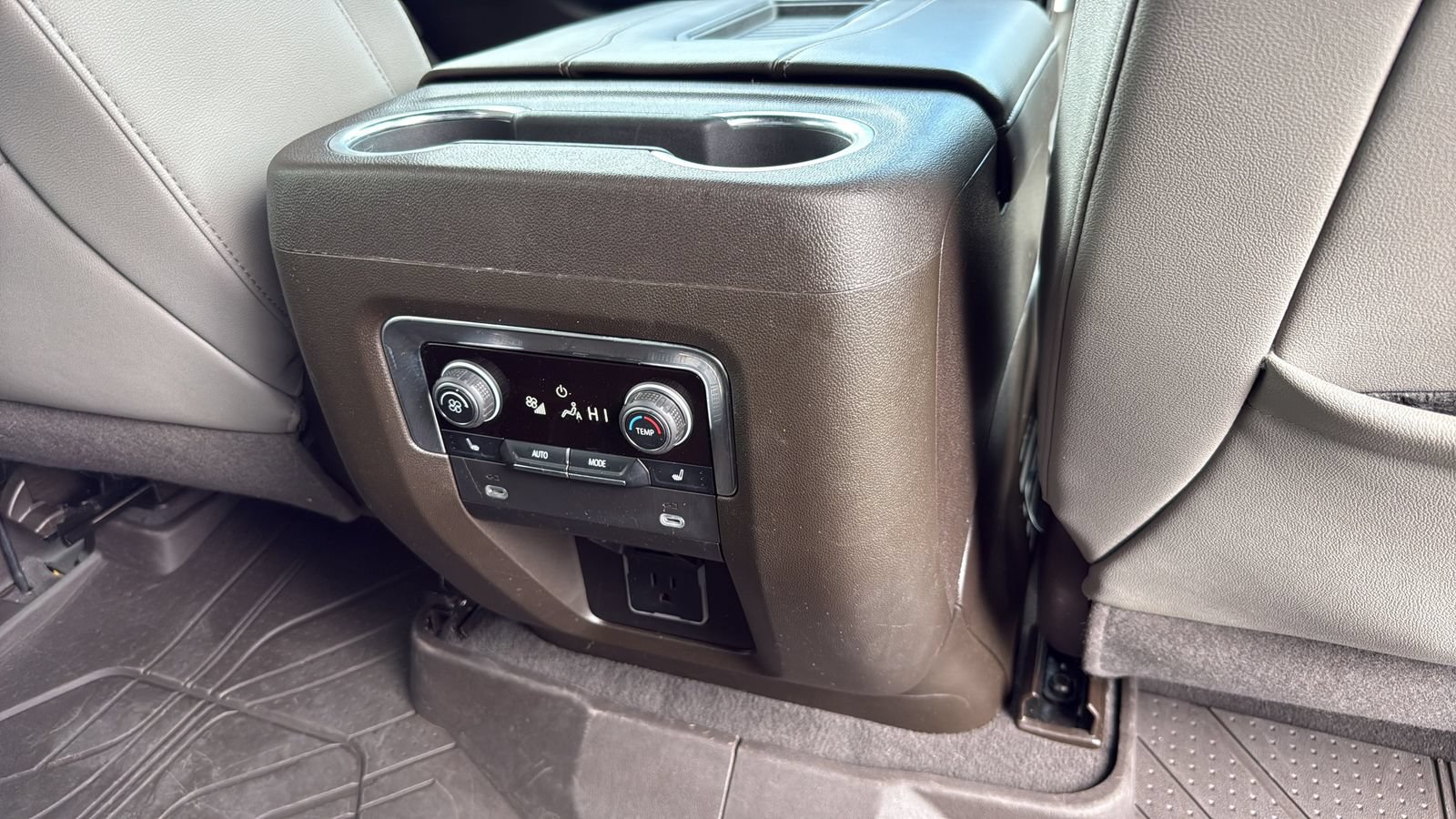 Used 2023 Chevrolet Suburban Z71 w/ Luxury Package AWD/4WD image 28