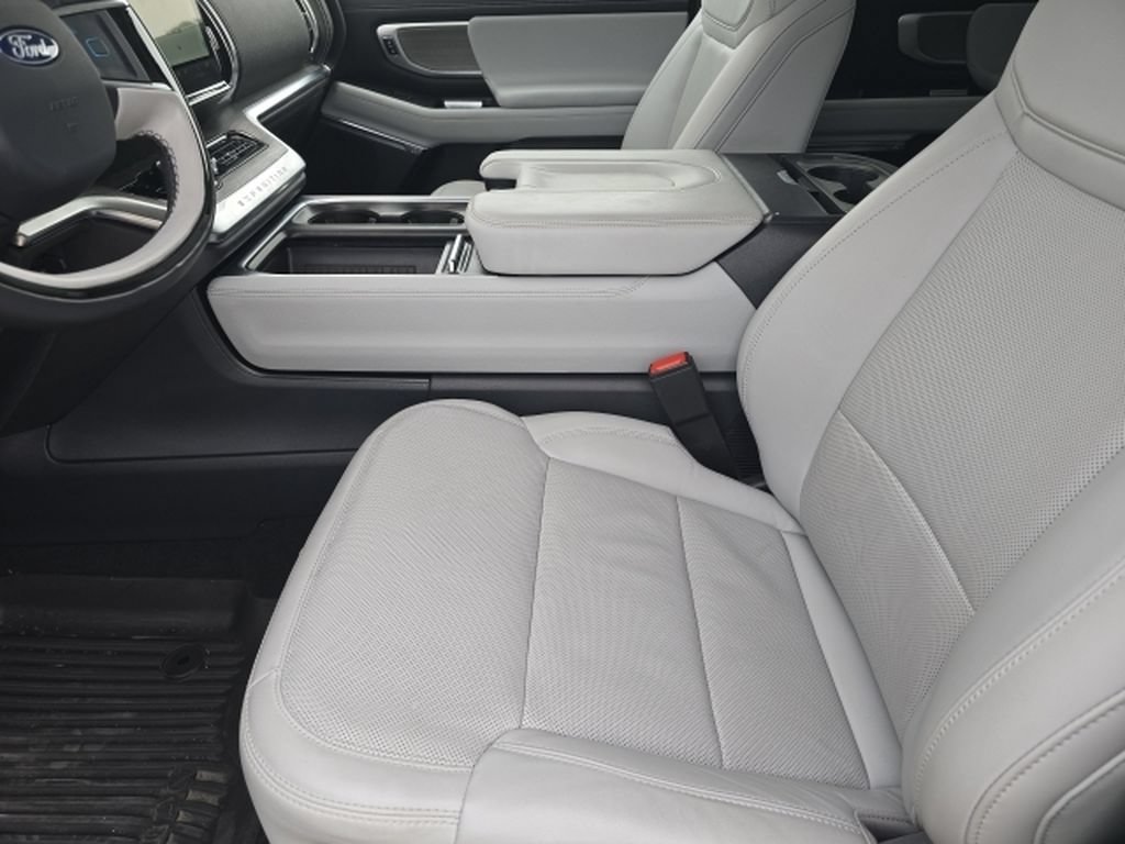 Certified 2025 Ford Expedition Platinum w/ Driver's Package AWD/4WD image 9