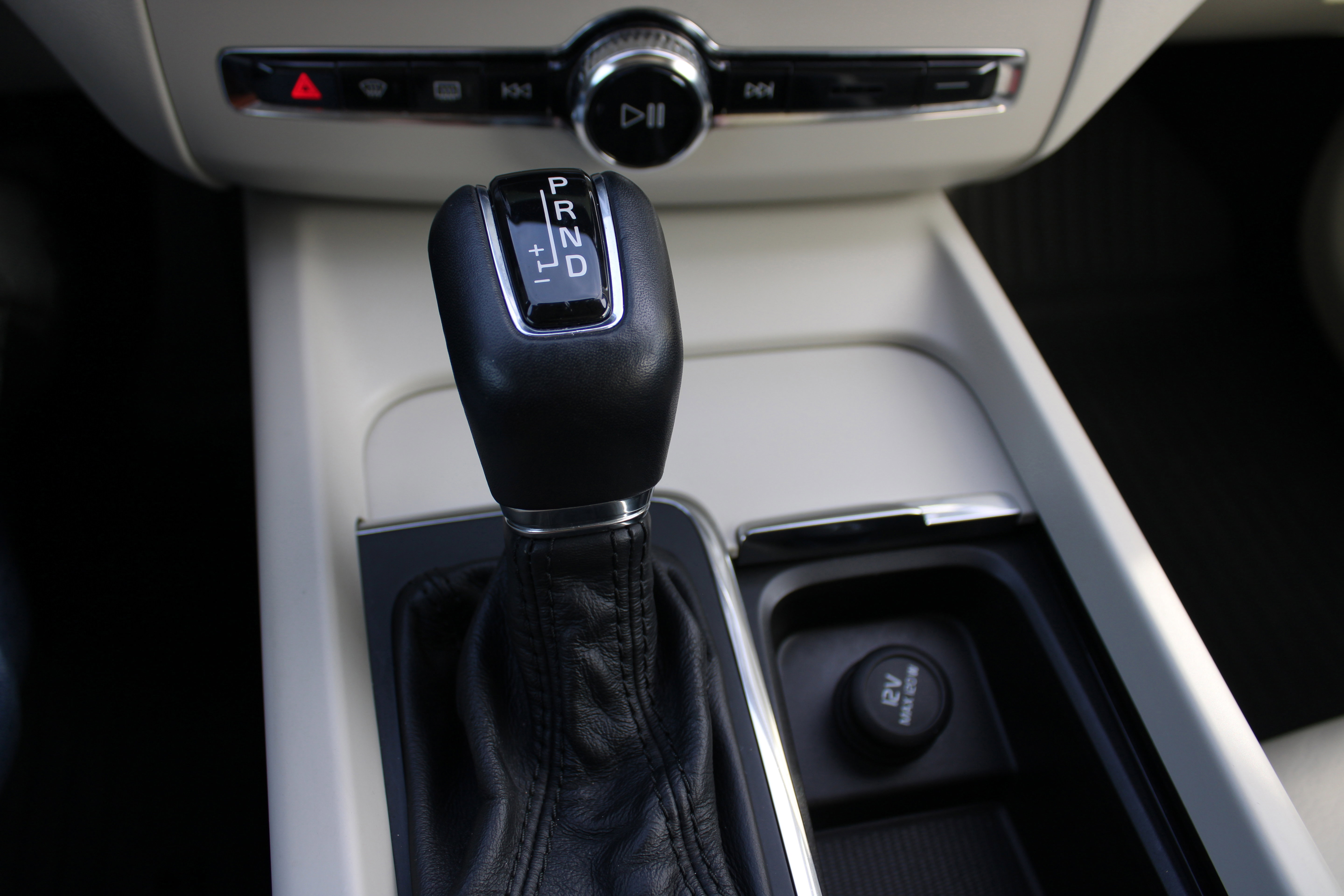 Used 2018 Volvo XC60 T6 Momentum w/ Protection Package Premier image 20