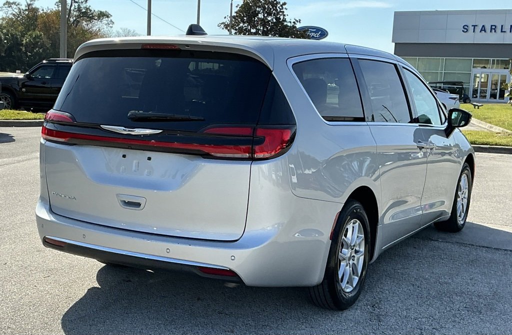 Used 2024 Chrysler Pacifica Touring-L image 9