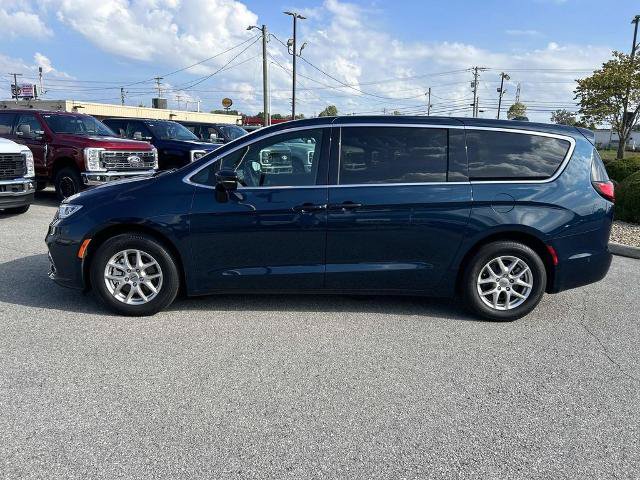Used 2025 Chrysler Pacifica Select FWD image 7