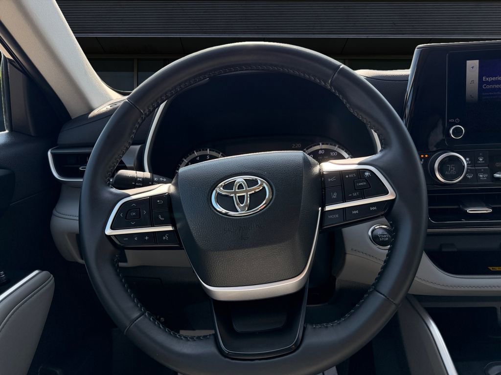 Used 2023 Toyota Highlander XLE AWD/4WD image 4