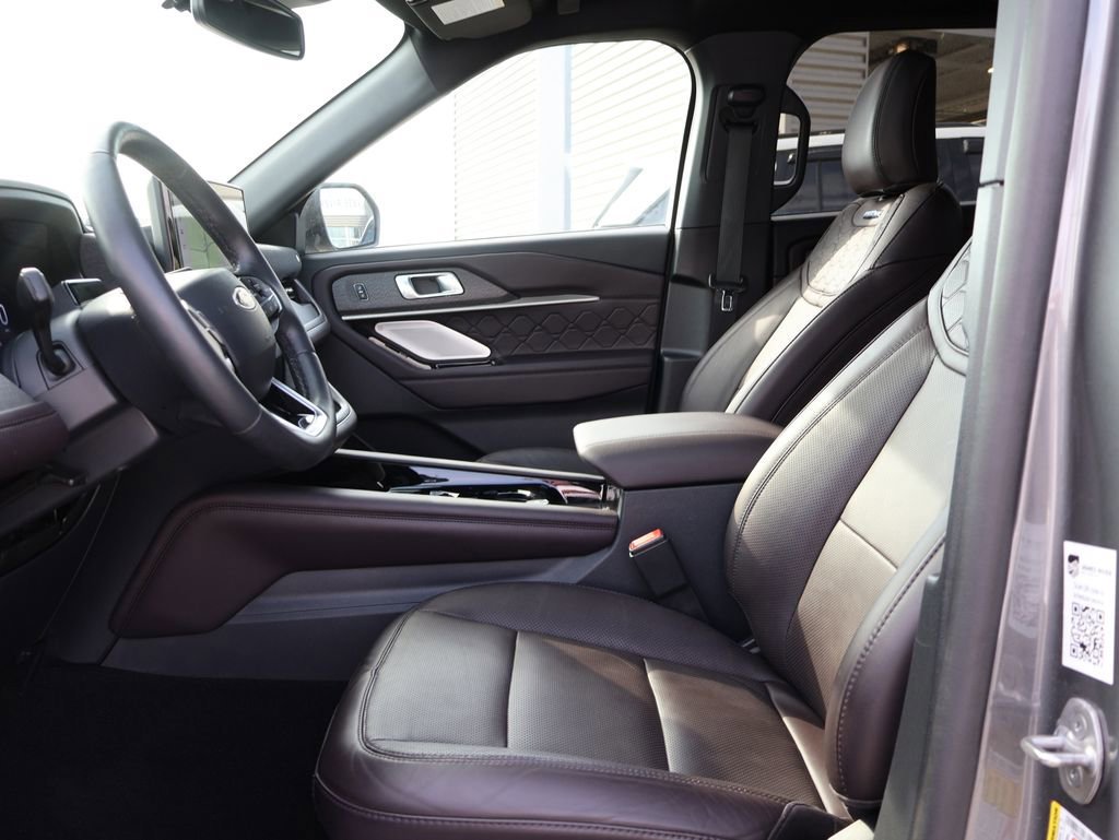 Certified 2025 Ford Explorer Platinum w/ LUX Leather Package image 25