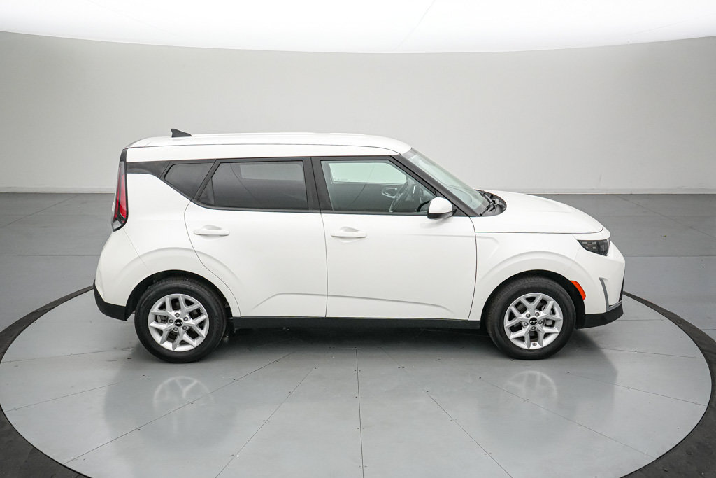 Used 2025 Kia Soul LX w/ LX Technology Package FWD image 3
