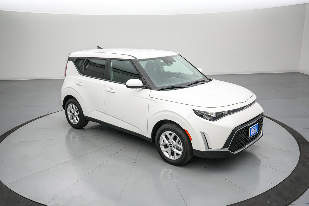 Used 2025 Kia Soul LX w/ LX Technology Package FWD image 2
