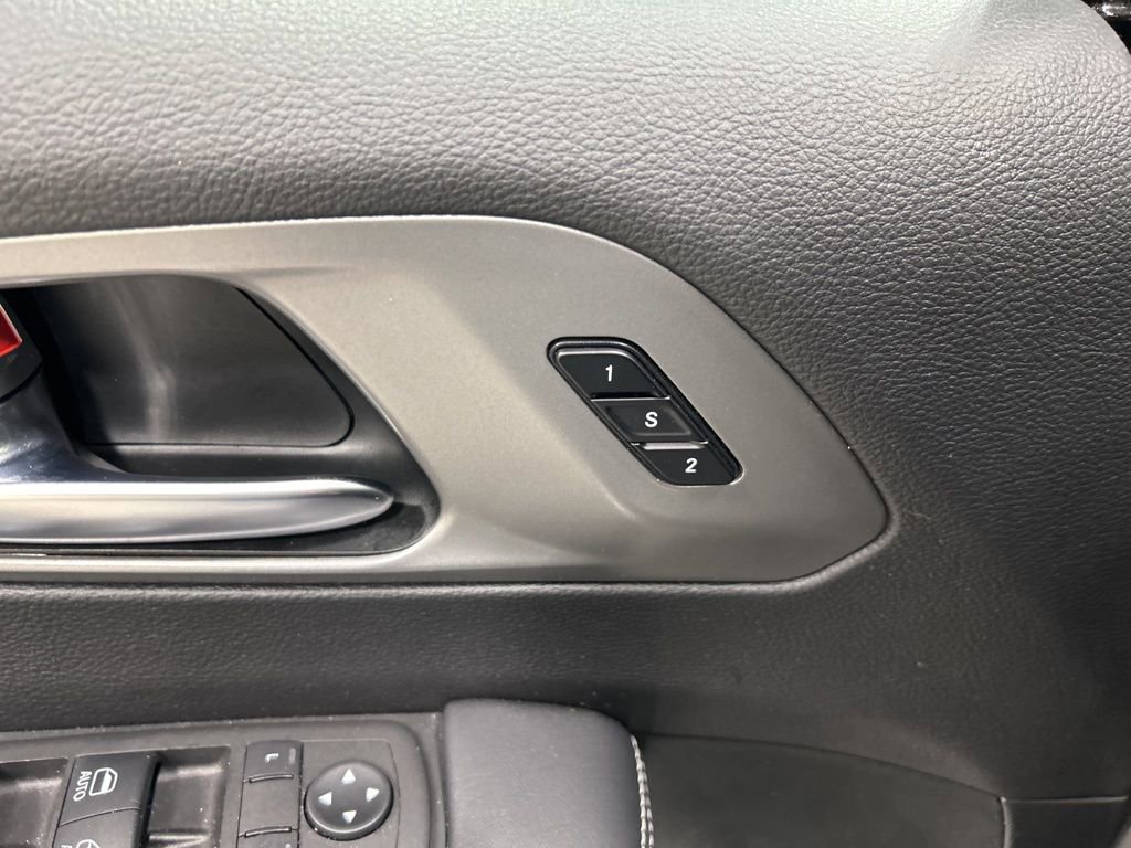 Used 2025 Chrysler Pacifica Select image 15