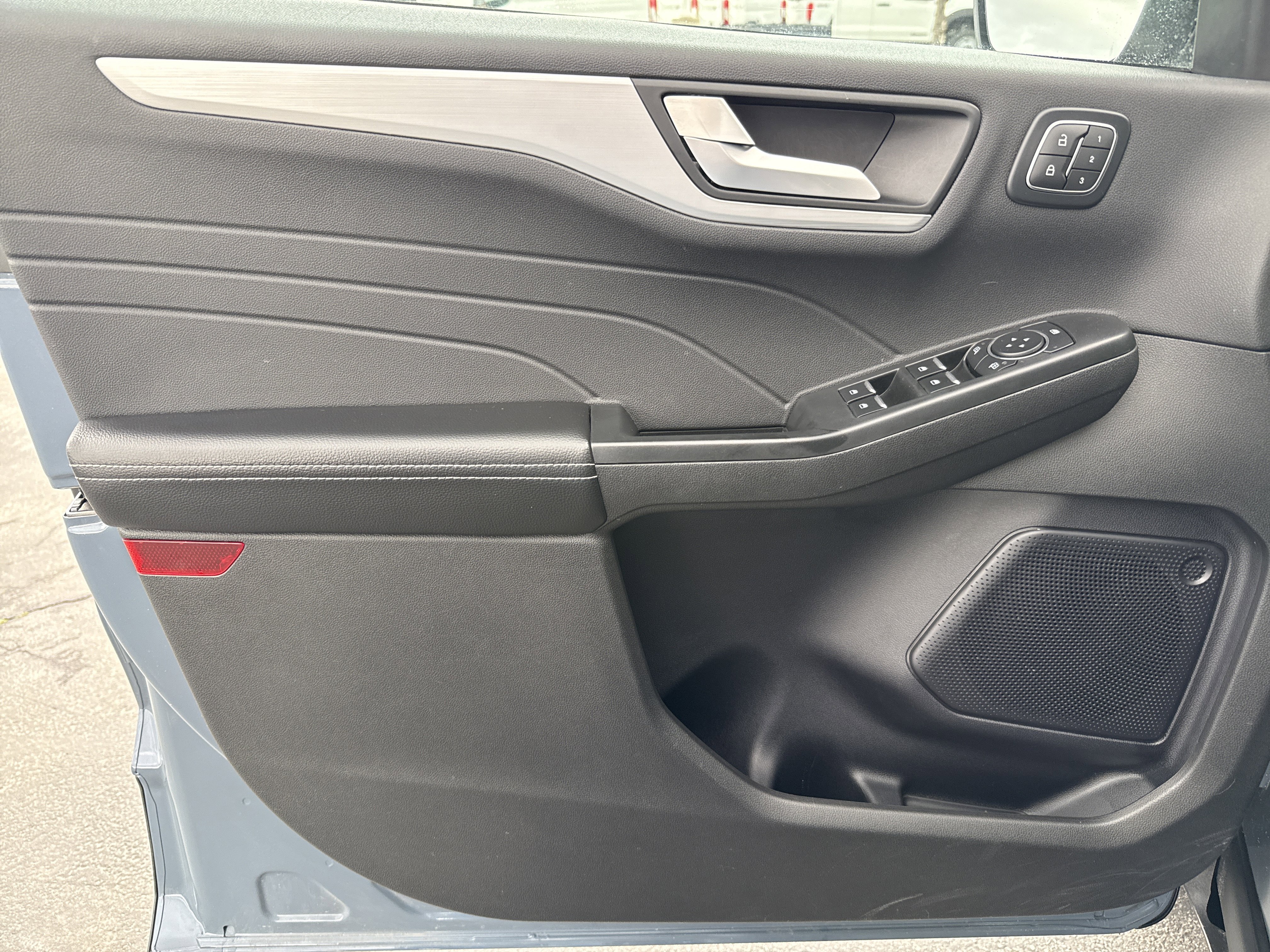 Certified 2024 Ford Escape Platinum w/ Class II Trailer Tow Package image 16