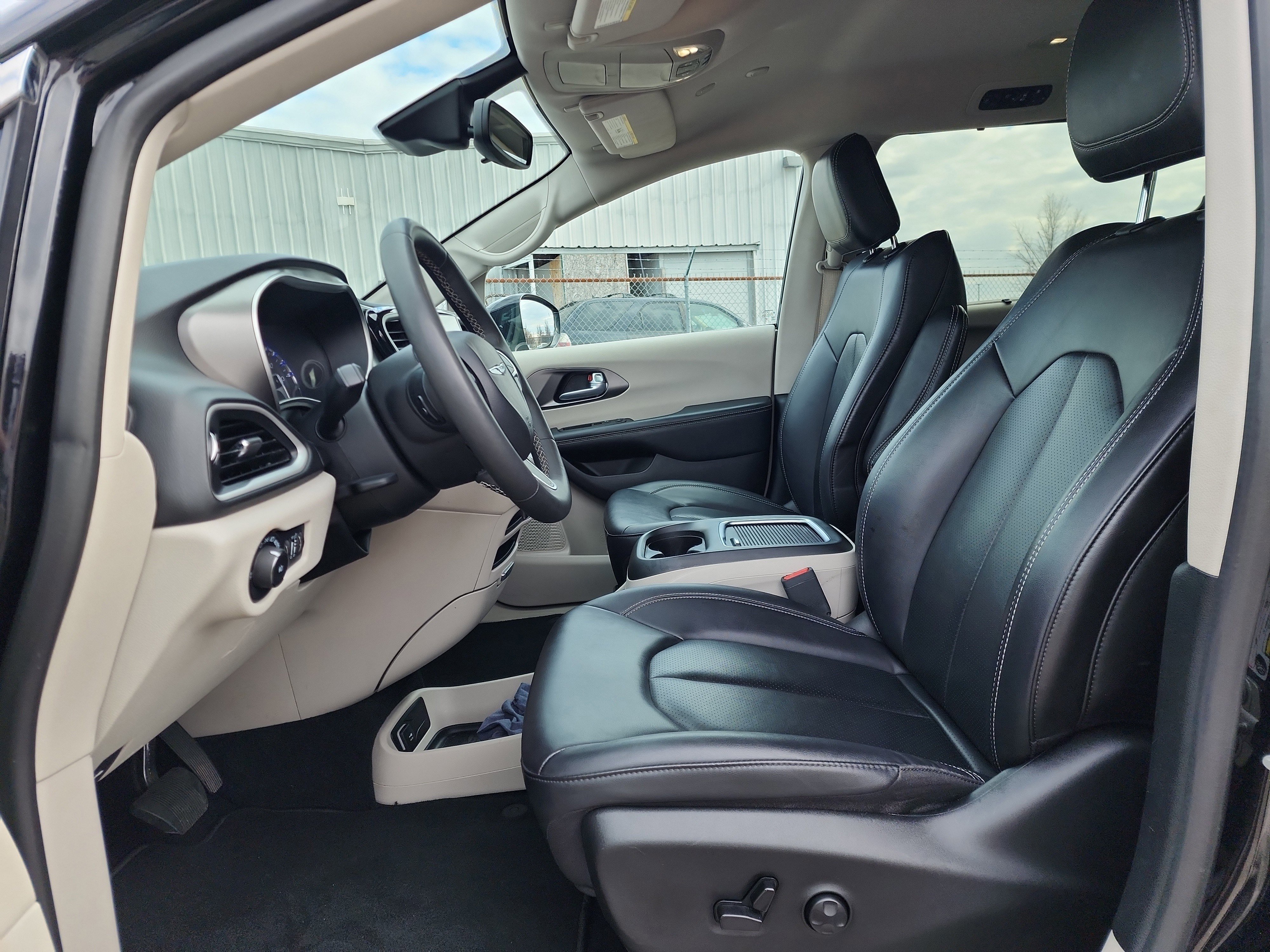 Used 2024 Chrysler Pacifica Touring-L image 10