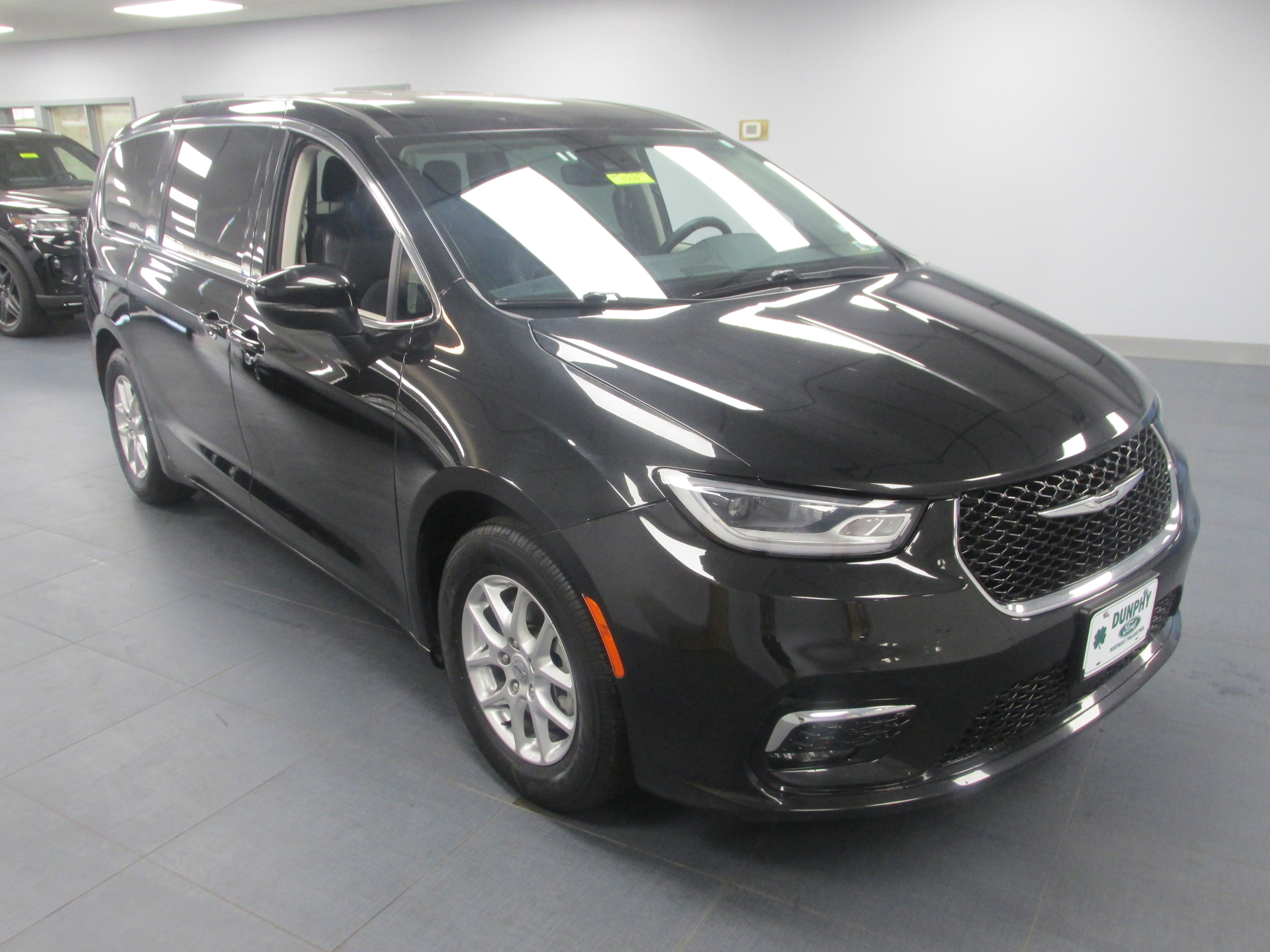 Used 2023 Chrysler Pacifica Touring-L FWD image 3