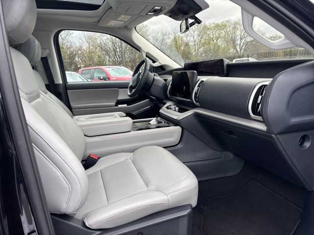 Certified 2025 Ford Expedition Active image 9