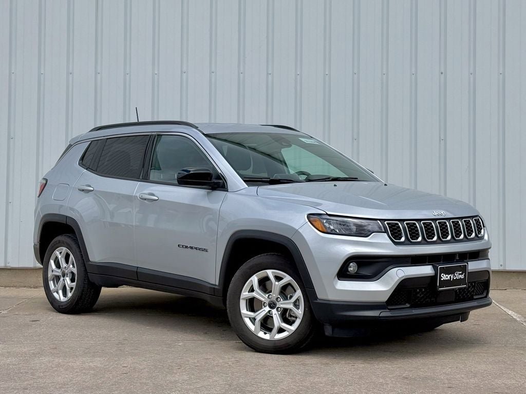 Used 2025 Jeep Compass Latitude AWD/4WD image 8