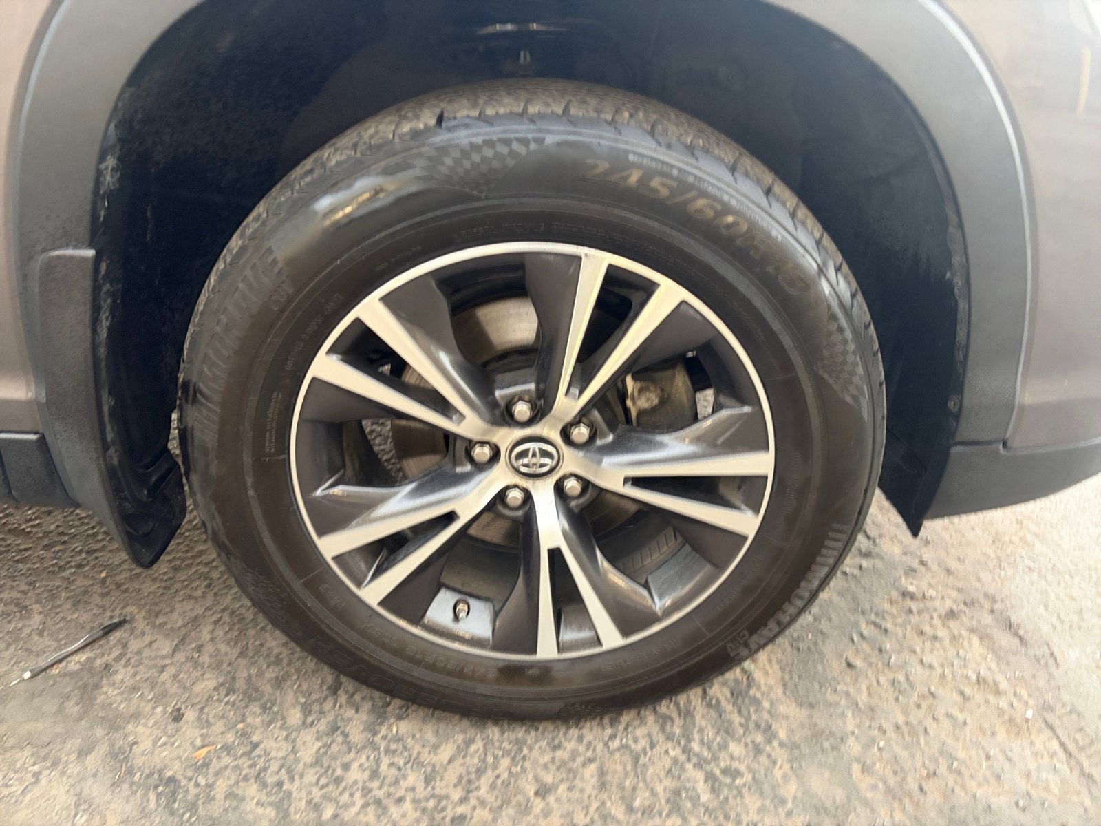 Used 2019 Toyota Highlander LE AWD/4WD image 33