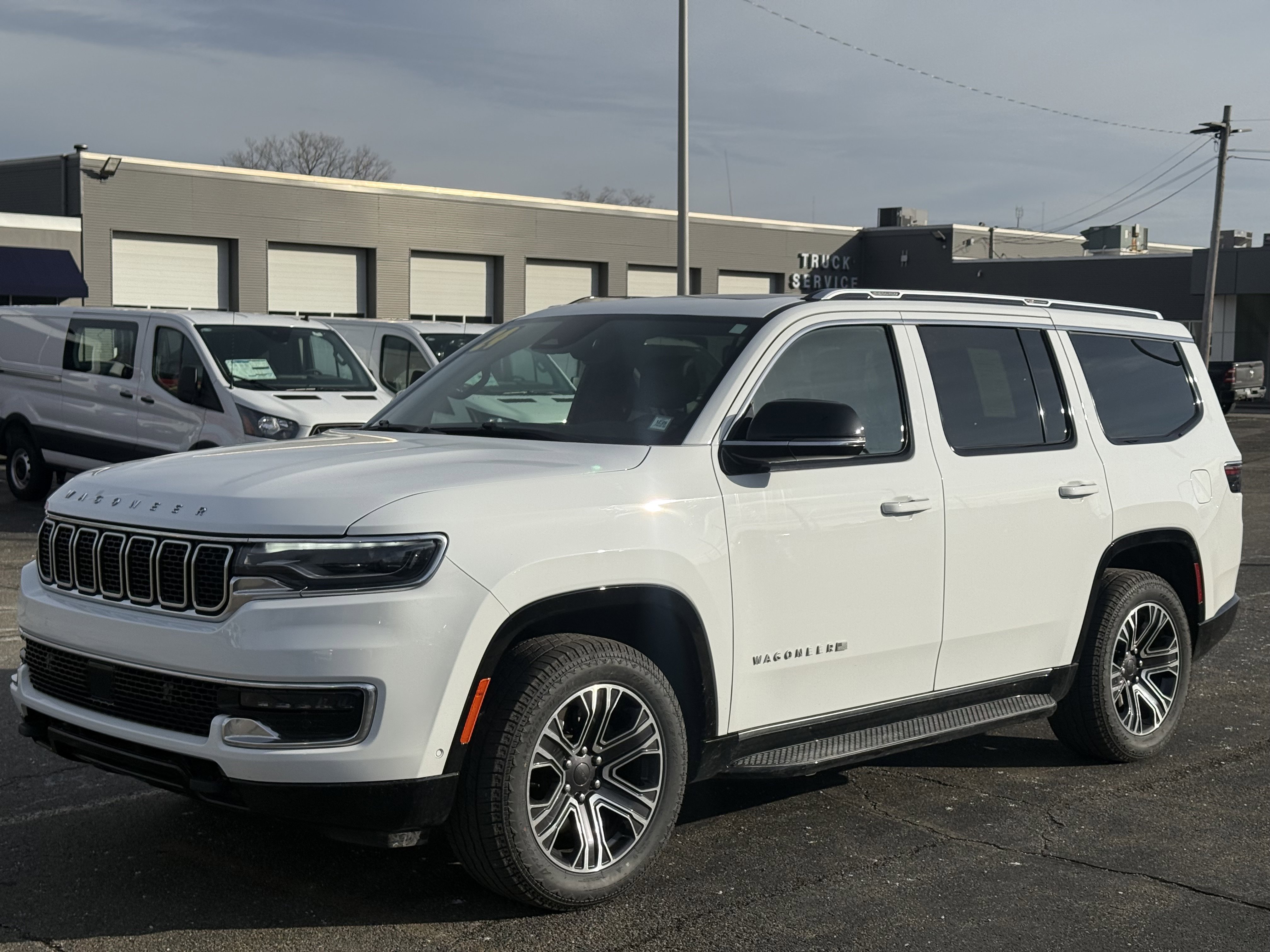 Used 2024 Jeep Wagoneer 4WD w/ Premium Group I image 5