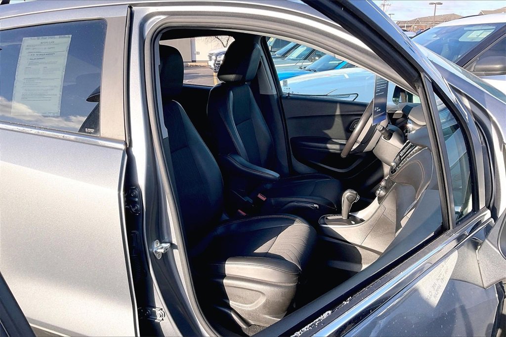 Used 2019 Chevrolet Trax LT w/ LT Convenience Package image 6