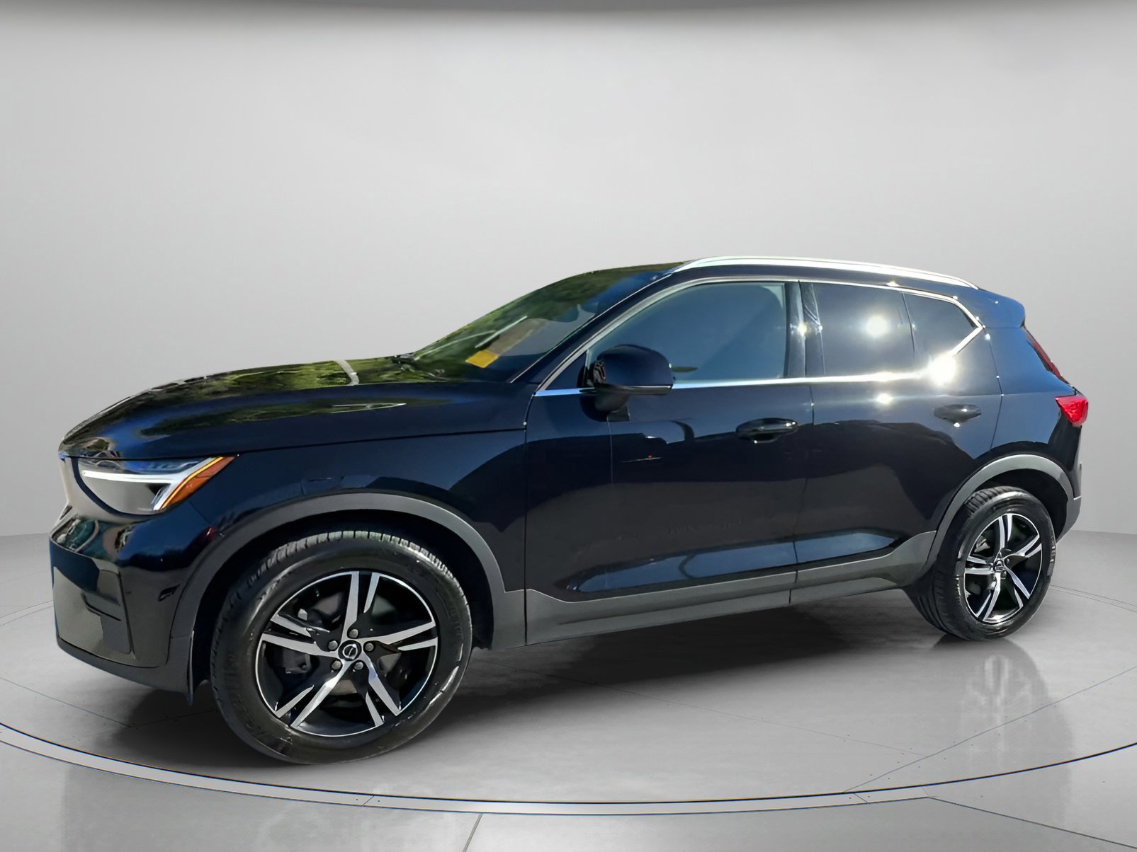 Used 2025 Volvo XC40 B5 Core image 6