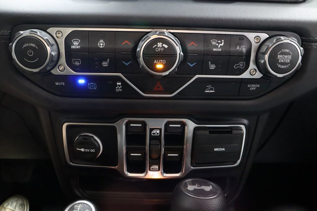 Used 2025 Jeep Wrangler Unlimited Sahara image 28