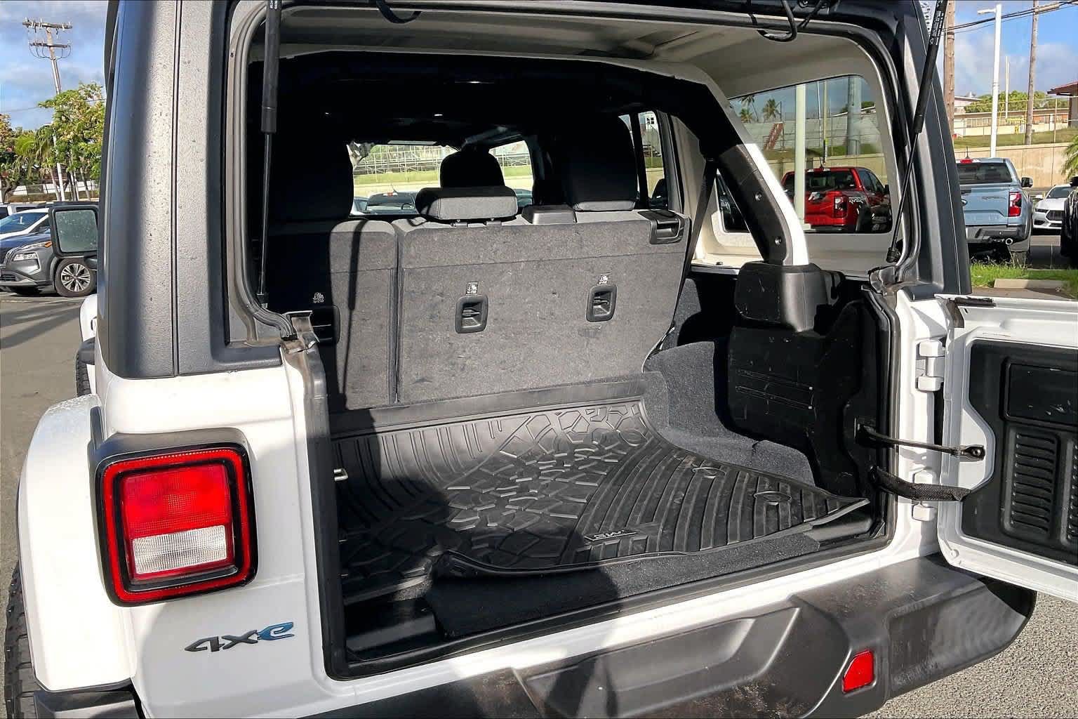 Used 2024 Jeep Wrangler Unlimited w/ Dual Top Group AWD/4WD image 18