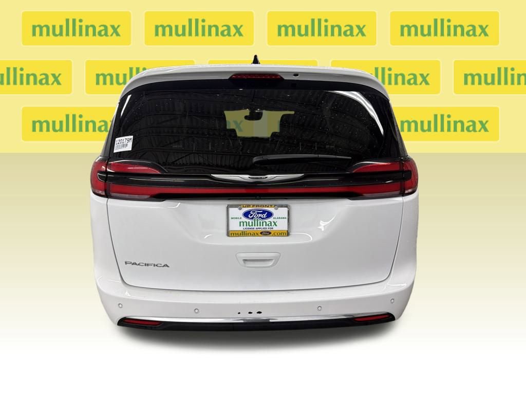 Used 2024 Chrysler Pacifica Touring-L image 4