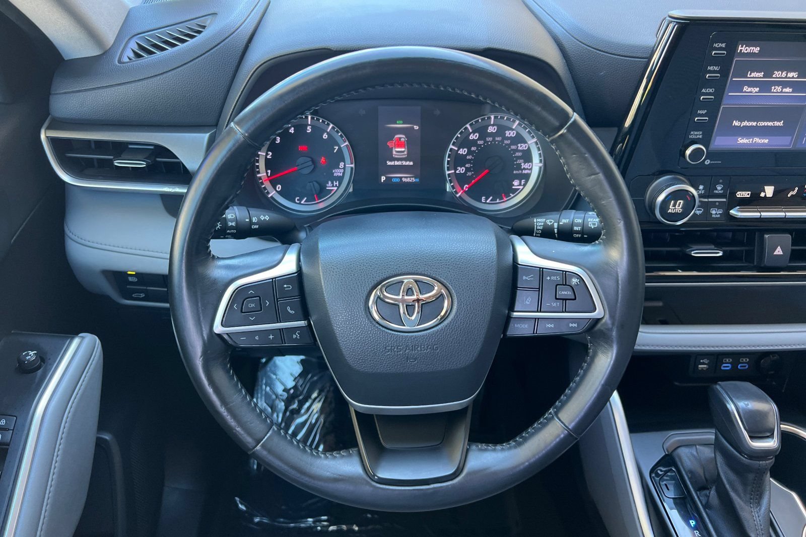 Used 2022 Toyota Highlander LE FWD image 16