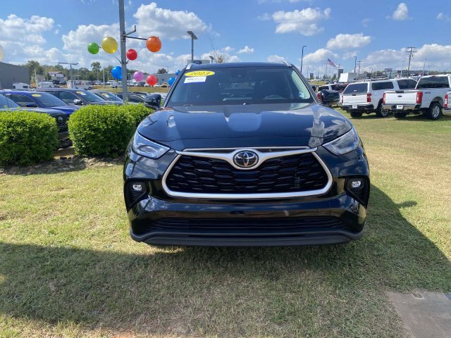 Used 2023 Toyota Highlander XLE FWD image 2