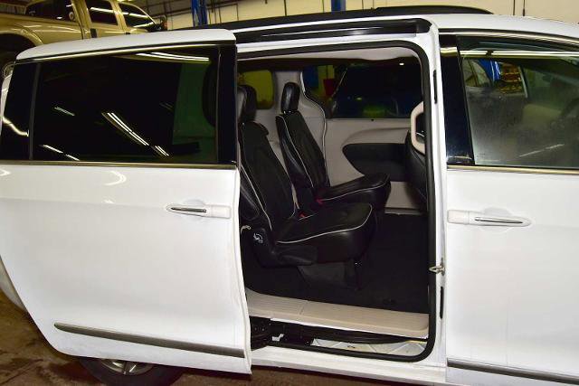 Used 2023 Chrysler Pacifica Limited image 27