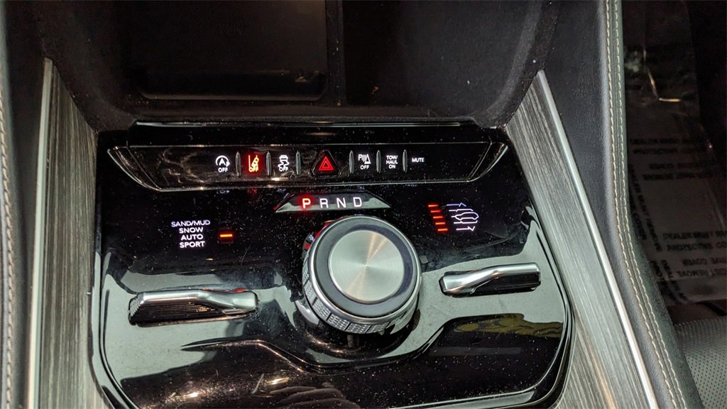 Used 2024 Jeep Wagoneer Series III image 32