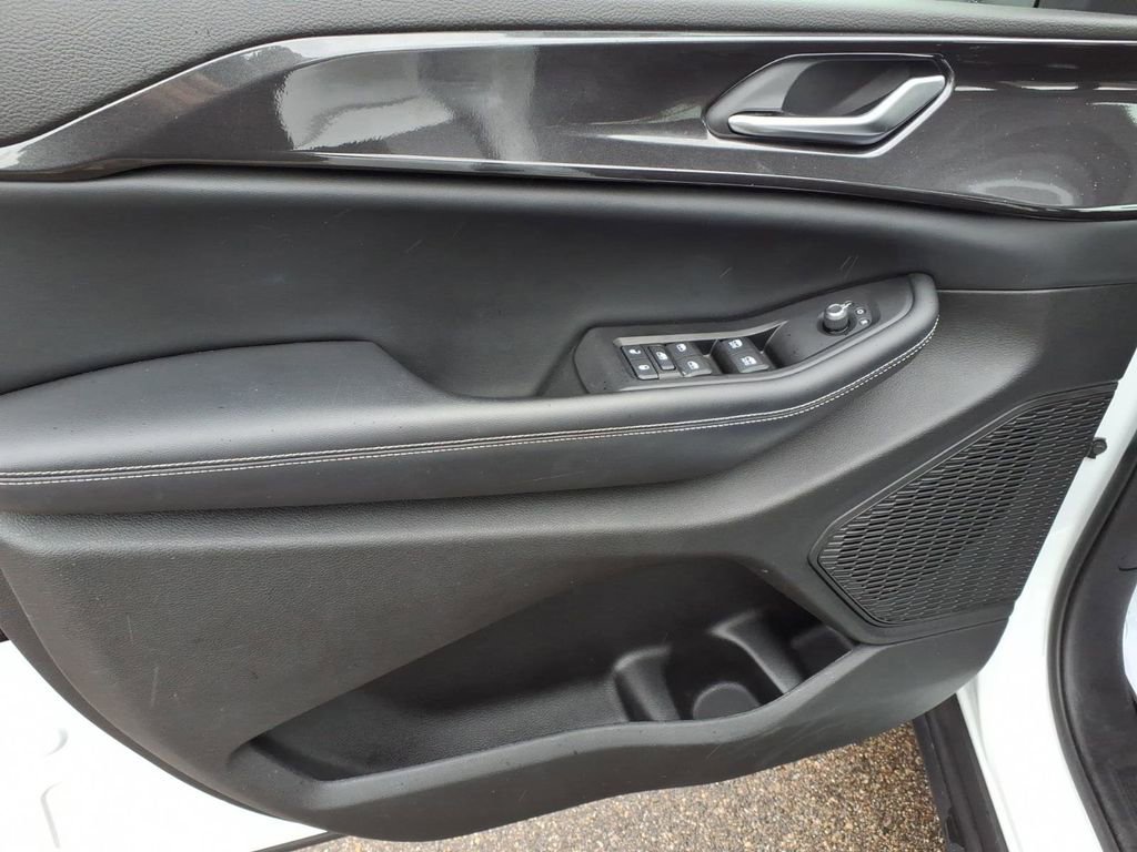 Used 2023 Jeep Grand Cherokee L Laredo w/ Luxury Tech Group I AWD/4WD image 15