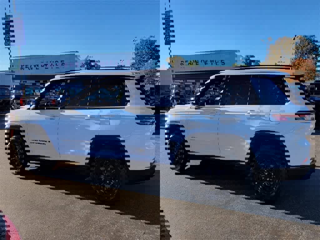 Used 2024 Jeep Grand Cherokee L Altitude image 2