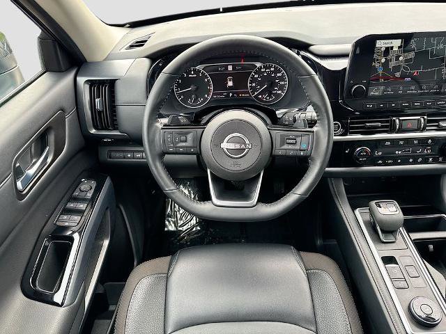 Used 2023 Nissan Pathfinder SL w/ Black Appearance Package AWD/4WD image 19